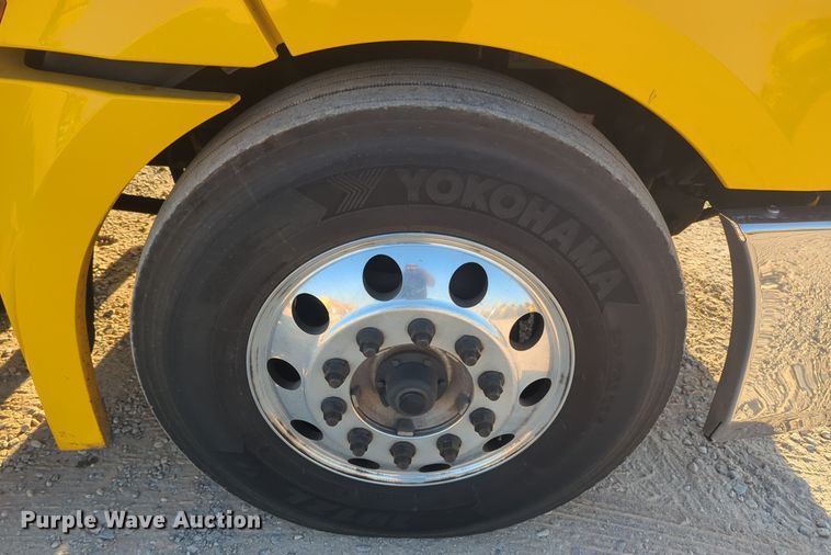 image for item EQ2176 2021 Freightliner  Cascadia 126 semi truck