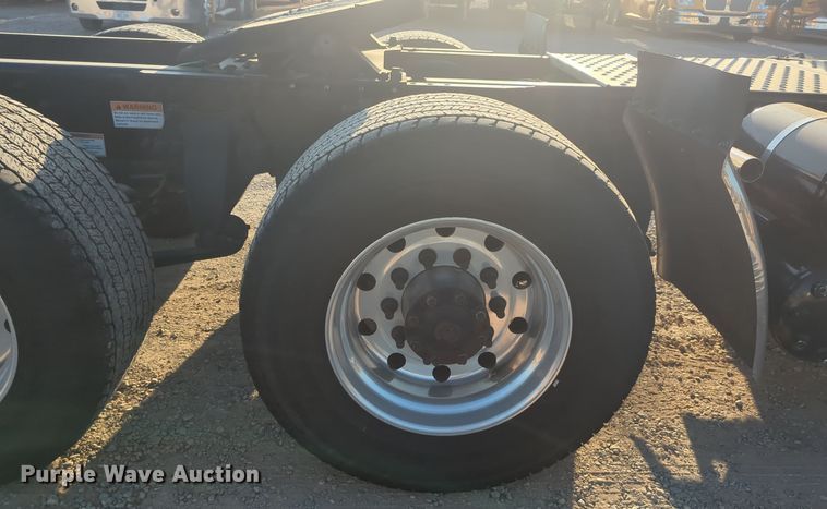 image for item EQ2176 2021 Freightliner  Cascadia 126 semi truck