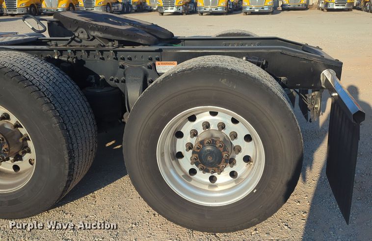 image for item EQ2176 2021 Freightliner  Cascadia 126 semi truck