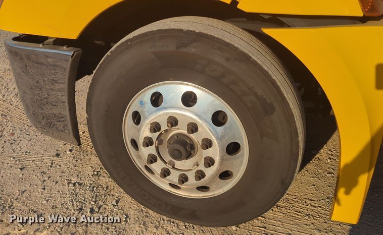 image for item EQ2176 2021 Freightliner  Cascadia 126 semi truck