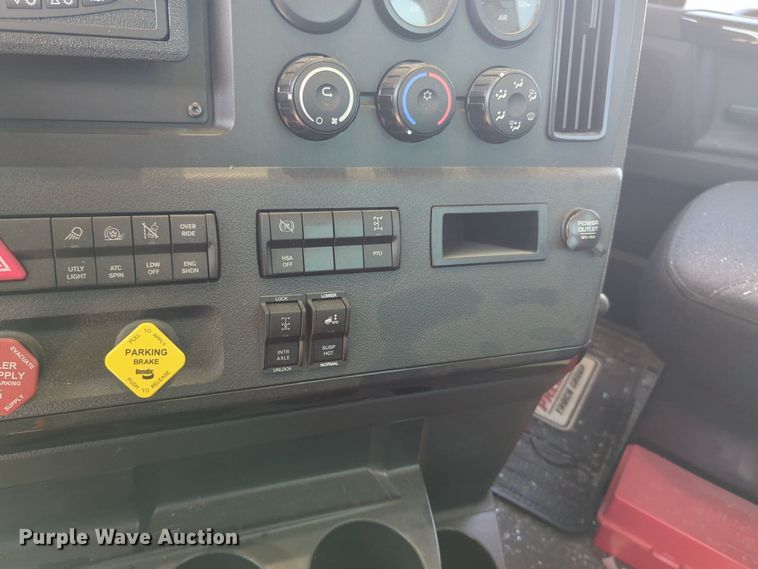 image for item EQ2177 2024 Freightliner  Cascadia 126 semi truck