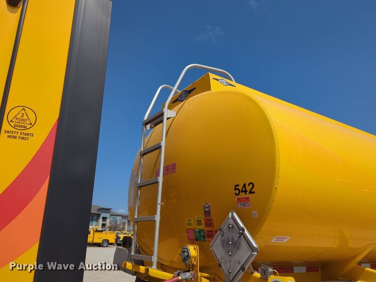 image for item EQ2181 2006 Beall BAST-96-3-SB tank trailer