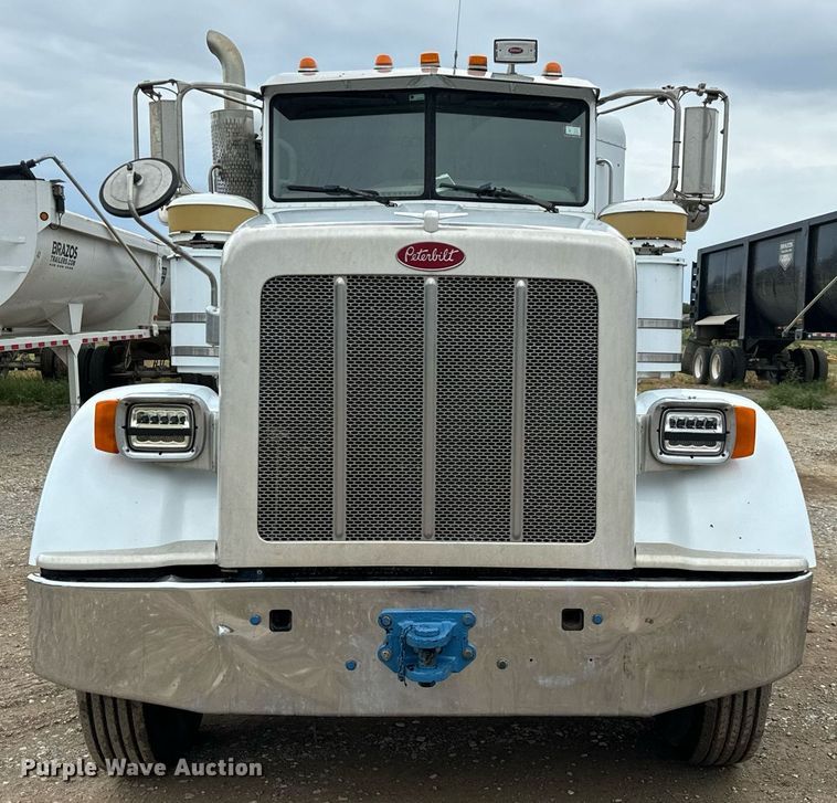 image for item IE9061 2012 Peterbilt 367 semi truck