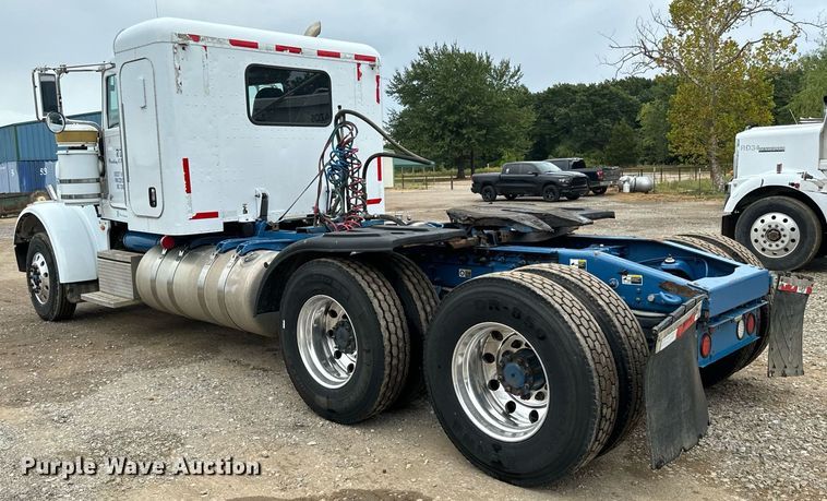 image for item IE9061 2012 Peterbilt 367 semi truck