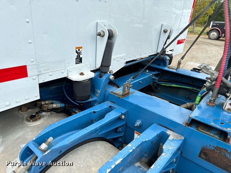 image for item IE9061 2012 Peterbilt 367 semi truck