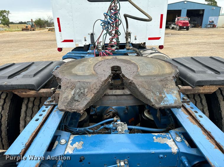 image for item IE9061 2012 Peterbilt 367 semi truck