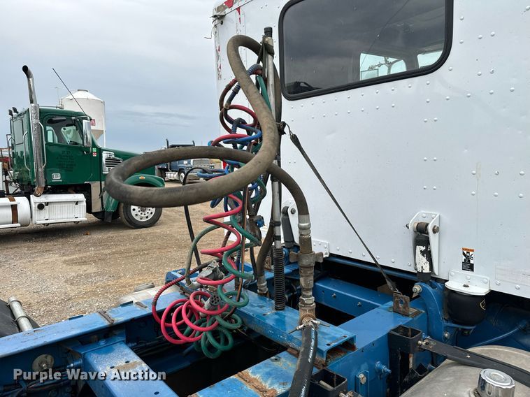 image for item IE9061 2012 Peterbilt 367 semi truck