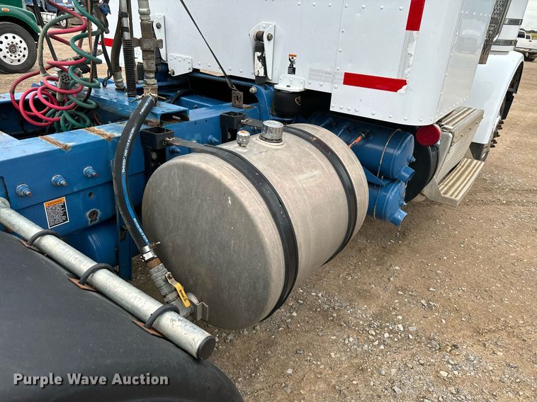 image for item IE9061 2012 Peterbilt 367 semi truck