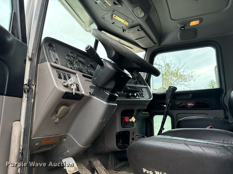 image for item IE9061 2012 Peterbilt 367 semi truck