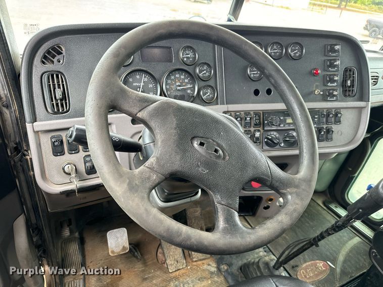 image for item IE9061 2012 Peterbilt 367 semi truck