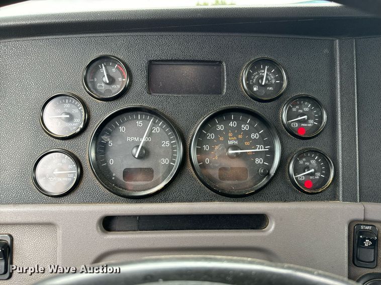 image for item IE9061 2012 Peterbilt 367 semi truck