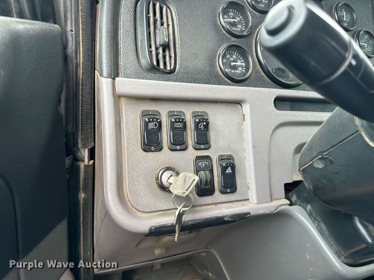 image for item IE9061 2012 Peterbilt 367 semi truck