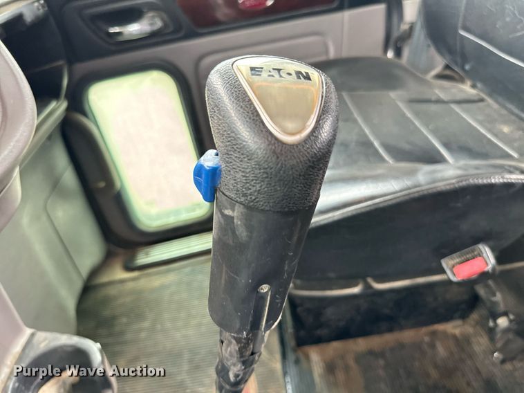 image for item IE9061 2012 Peterbilt 367 semi truck