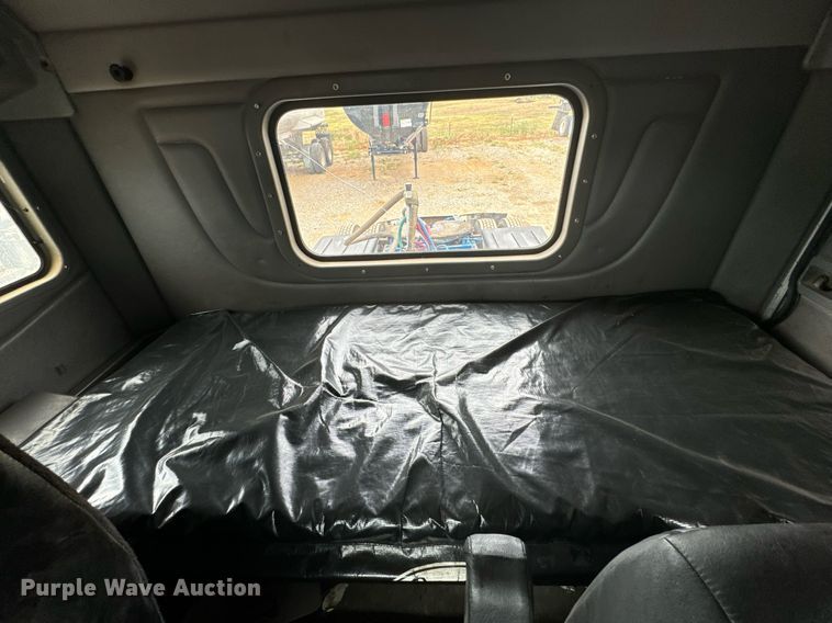 image for item IE9061 2012 Peterbilt 367 semi truck