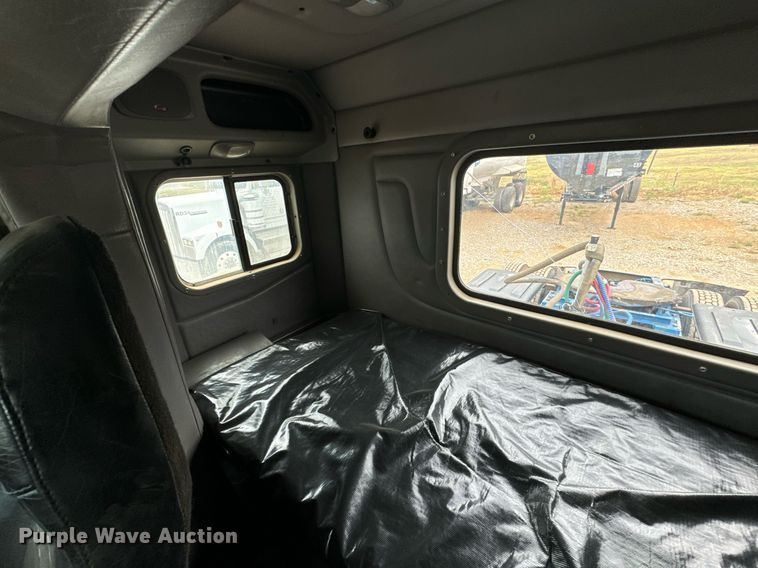 image for item IE9061 2012 Peterbilt 367 semi truck