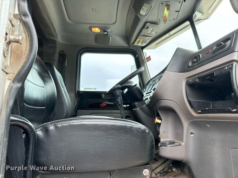 image for item IE9061 2012 Peterbilt 367 semi truck