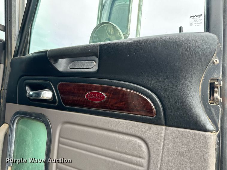 image for item IE9061 2012 Peterbilt 367 semi truck