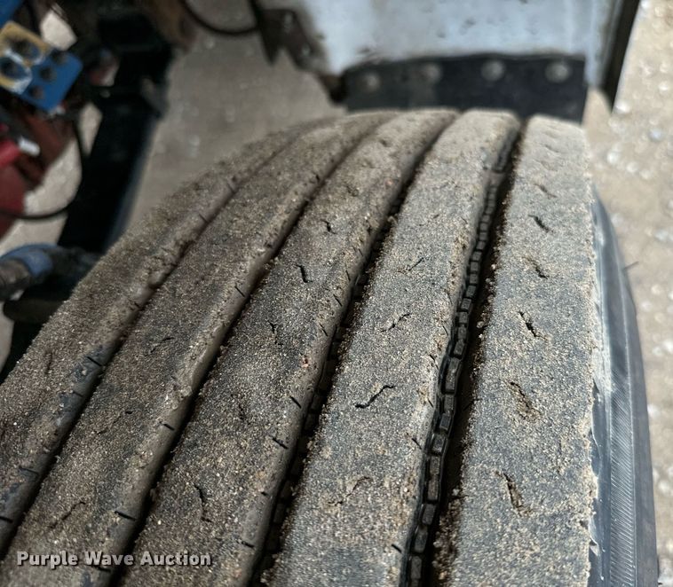 image for item IE9061 2012 Peterbilt 367 semi truck