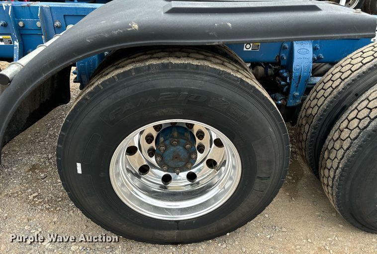 image for item IE9061 2012 Peterbilt 367 semi truck