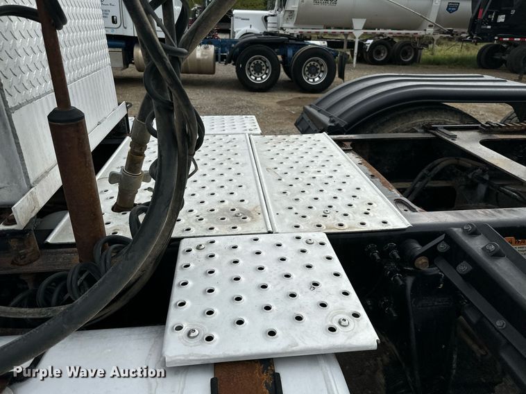 image for item IE9062 2014 Freightliner  Coronado semi truck