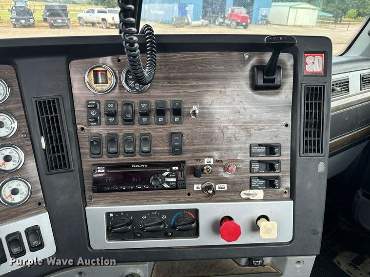 image for item IE9062 2014 Freightliner  Coronado semi truck