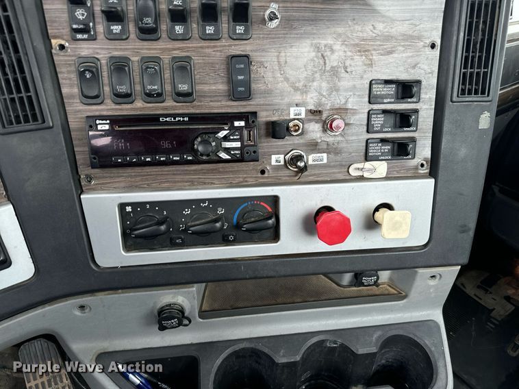 image for item IE9062 2014 Freightliner  Coronado semi truck