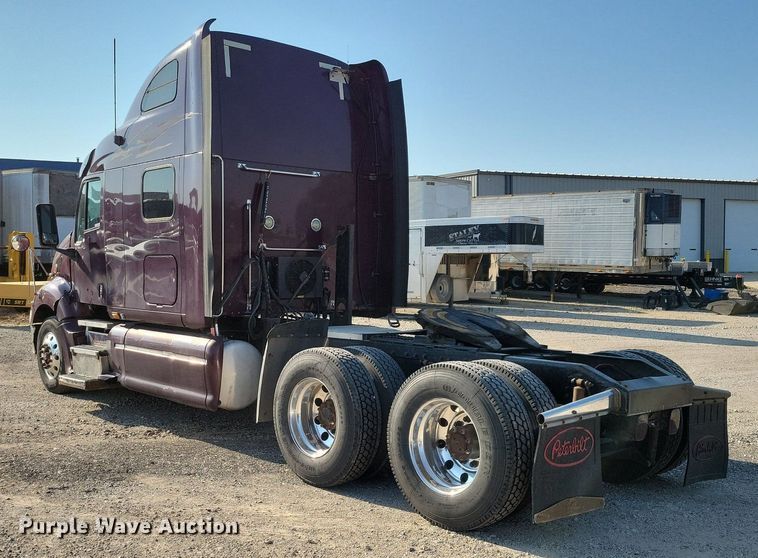 image for item JO9464 2005 Peterbilt 387 semi truck
