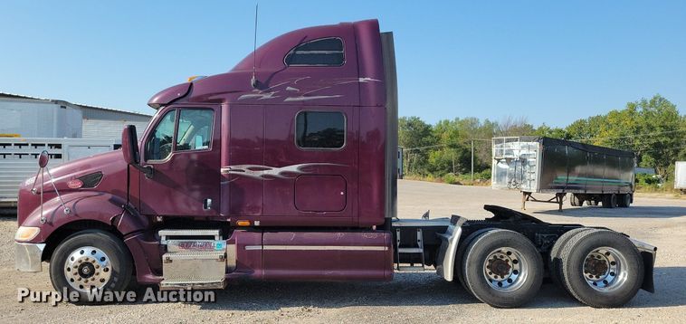 image for item JO9464 2005 Peterbilt 387 semi truck