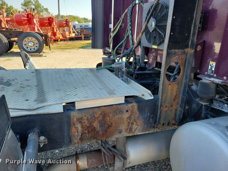 image for item JO9464 2005 Peterbilt 387 semi truck