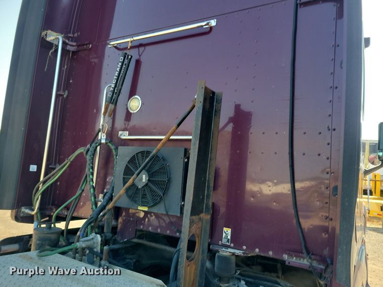 image for item JO9464 2005 Peterbilt 387 semi truck