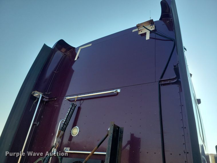 image for item JO9464 2005 Peterbilt 387 semi truck