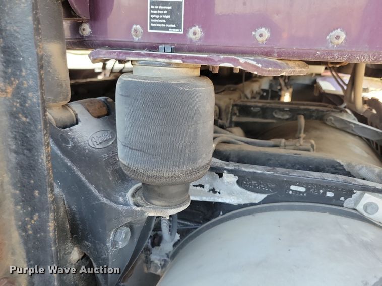 image for item JO9464 2005 Peterbilt 387 semi truck