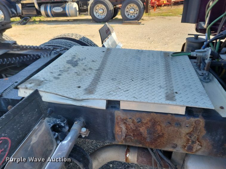 image for item JO9464 2005 Peterbilt 387 semi truck