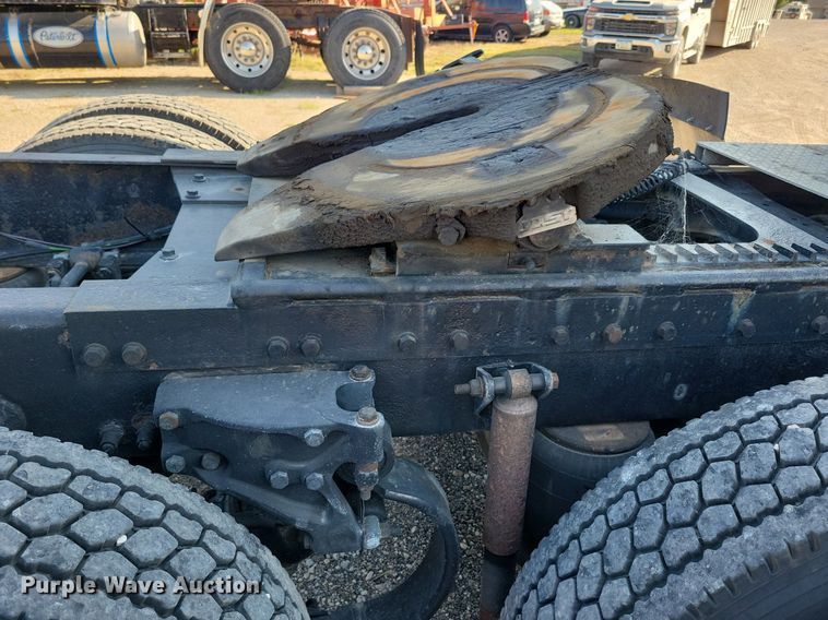 image for item JO9464 2005 Peterbilt 387 semi truck