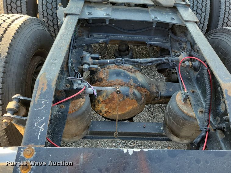 image for item JO9464 2005 Peterbilt 387 semi truck