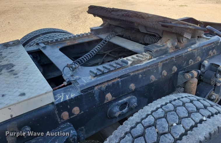 image for item JO9464 2005 Peterbilt 387 semi truck