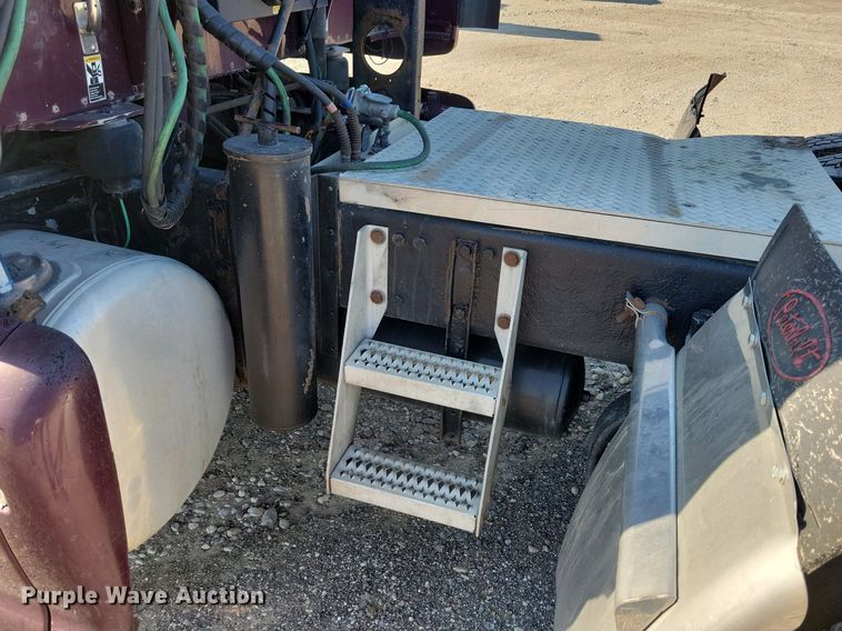 image for item JO9464 2005 Peterbilt 387 semi truck