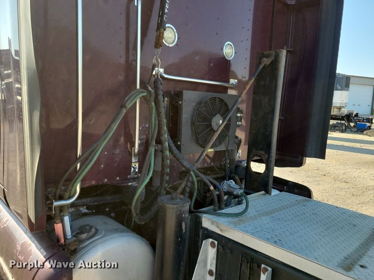 image for item JO9464 2005 Peterbilt 387 semi truck