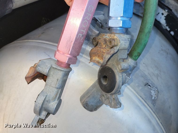 image for item JO9464 2005 Peterbilt 387 semi truck