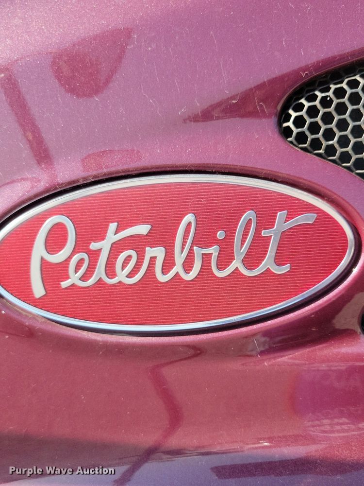 image for item JO9464 2005 Peterbilt 387 semi truck