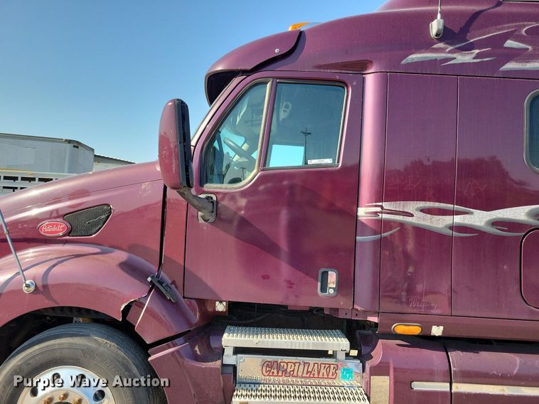 image for item JO9464 2005 Peterbilt 387 semi truck
