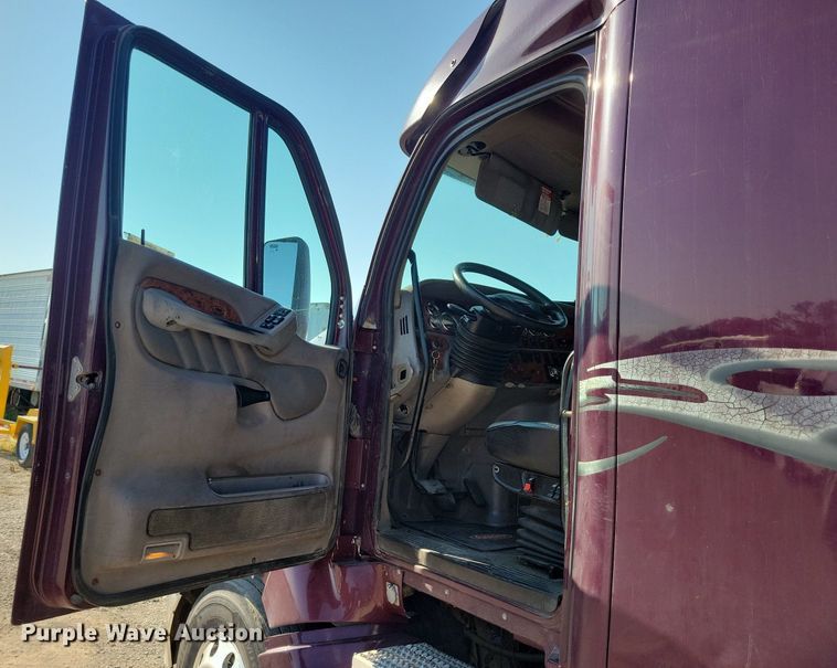 image for item JO9464 2005 Peterbilt 387 semi truck