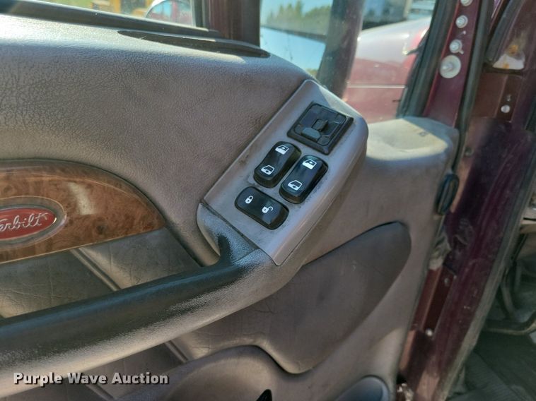 image for item JO9464 2005 Peterbilt 387 semi truck