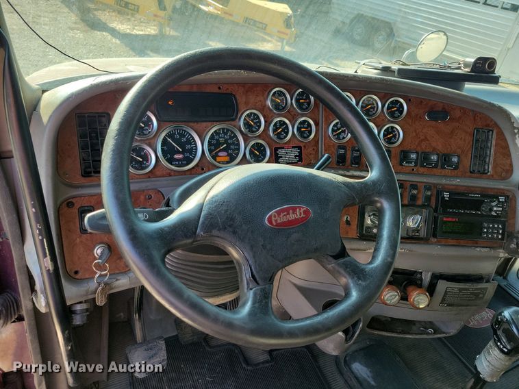 image for item JO9464 2005 Peterbilt 387 semi truck