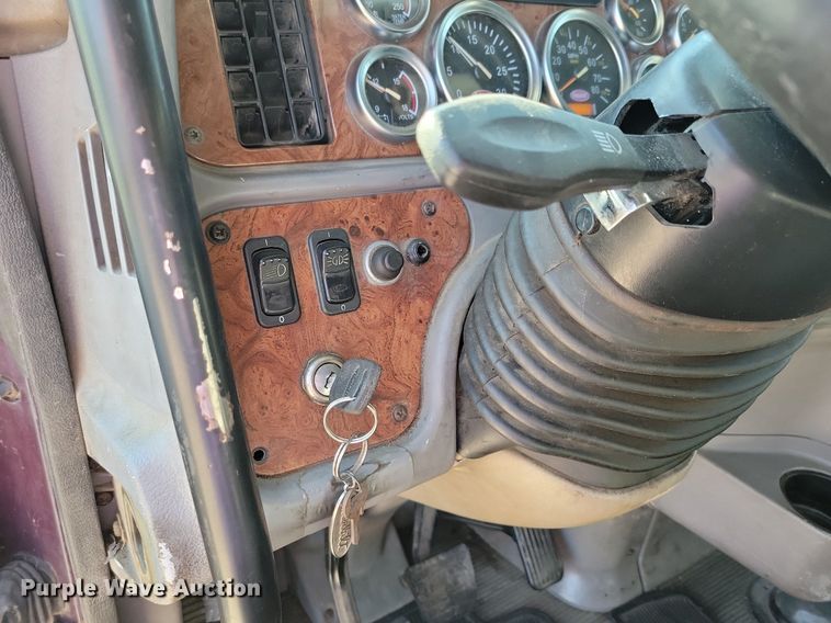 image for item JO9464 2005 Peterbilt 387 semi truck