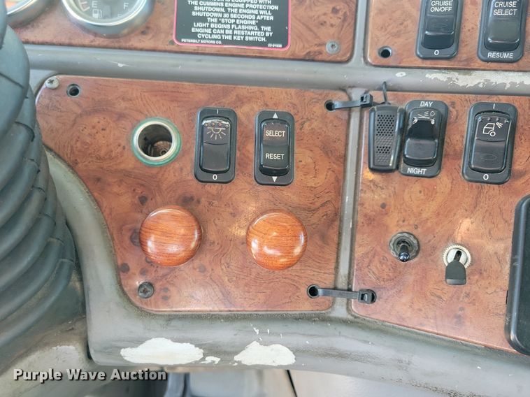 image for item JO9464 2005 Peterbilt 387 semi truck