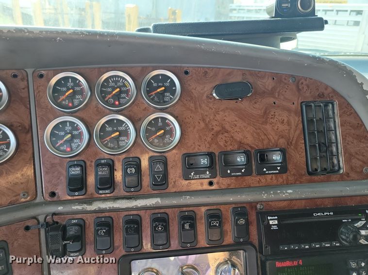 image for item JO9464 2005 Peterbilt 387 semi truck