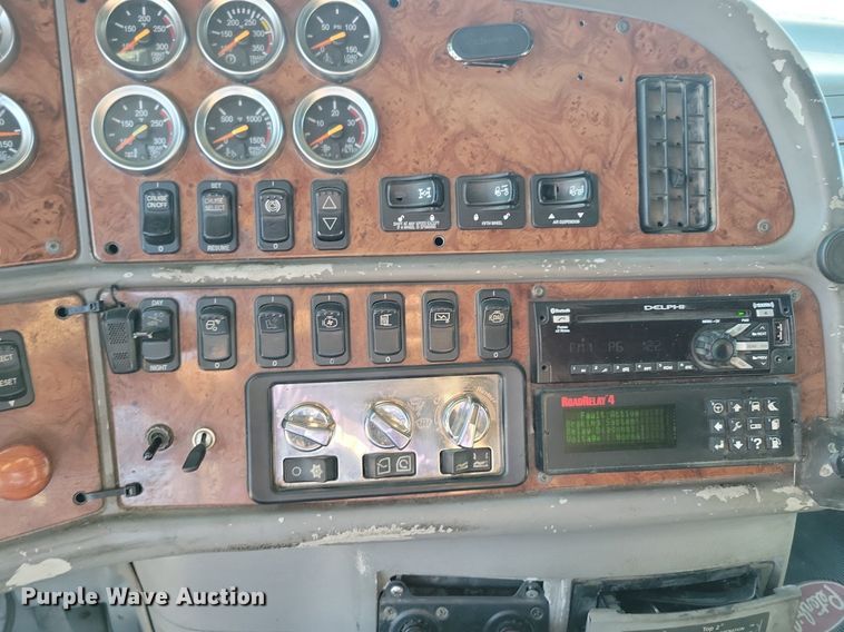 image for item JO9464 2005 Peterbilt 387 semi truck