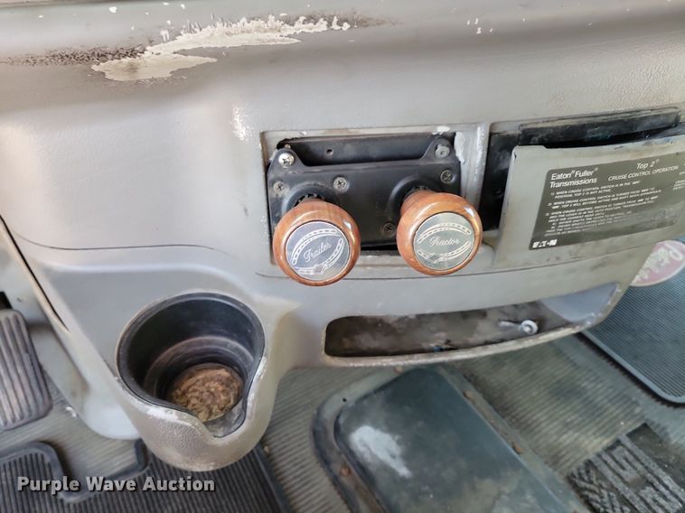 image for item JO9464 2005 Peterbilt 387 semi truck