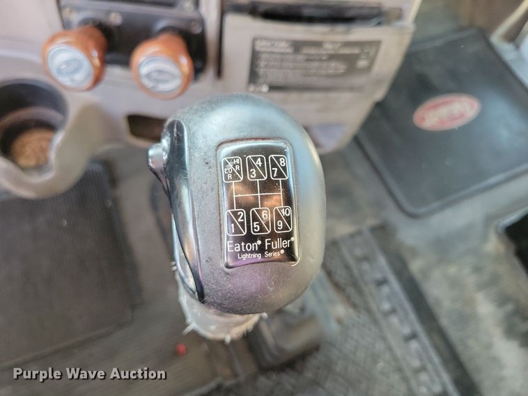 image for item JO9464 2005 Peterbilt 387 semi truck